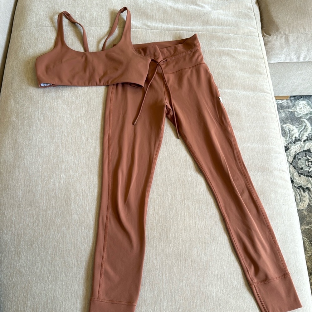 Vuori Daily leggings and Yosemite bra set in Light Penny